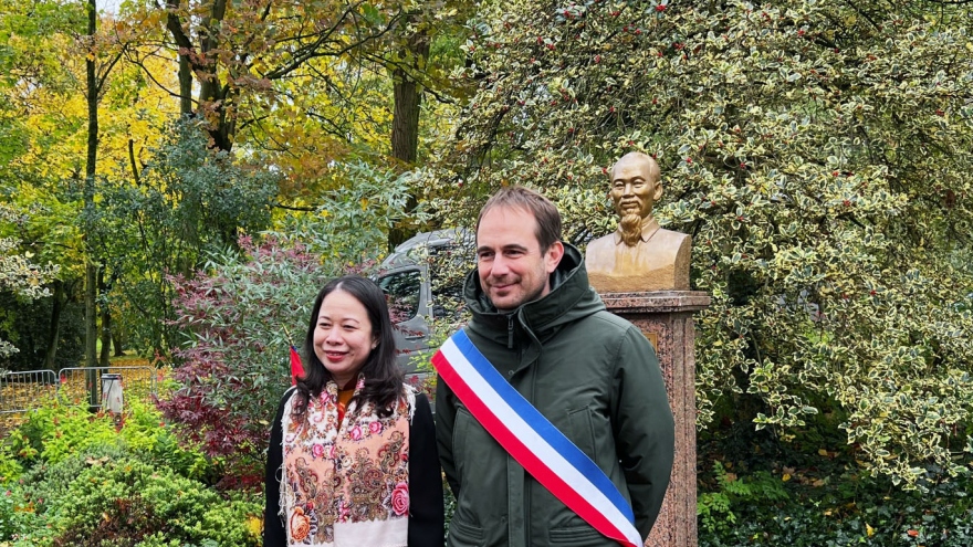Phó Chủ tịch nước Võ Thị Ánh Xuân thăm và đặt vòng hoa tại tượng Bác ở Montreuil