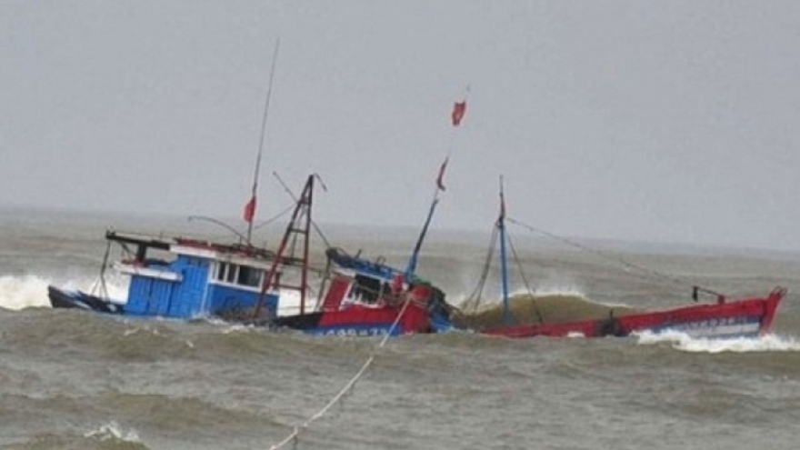 Một tàu cá bị chìm ở Quảng Ngãi, 2 ngư dân mất tích
