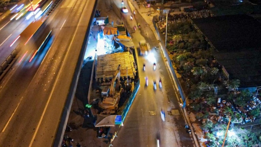 Thu hẹp lô cốt gây thảm cảnh tắc đường trên đường Nguyễn Xiển, Hà Nội