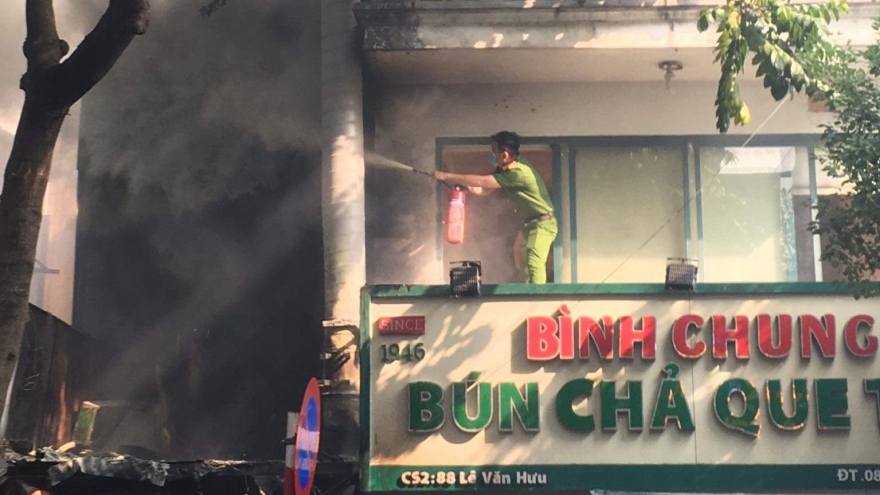 Cháy tại quán bún chả trên phố Lê Văn Hưu, Hà Nội