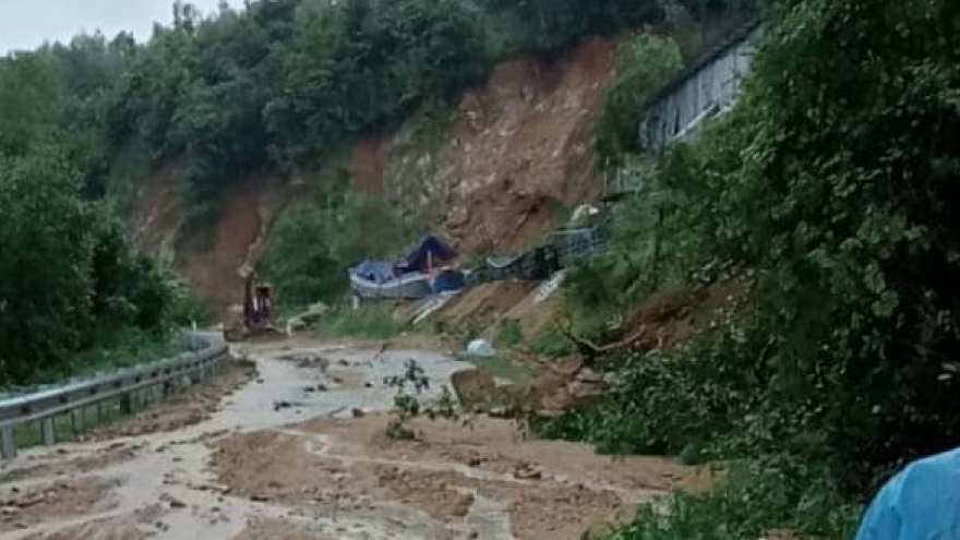 Mưa lớn gây sạt lở nhiều tuyến đường ở tỉnh Phú Yên