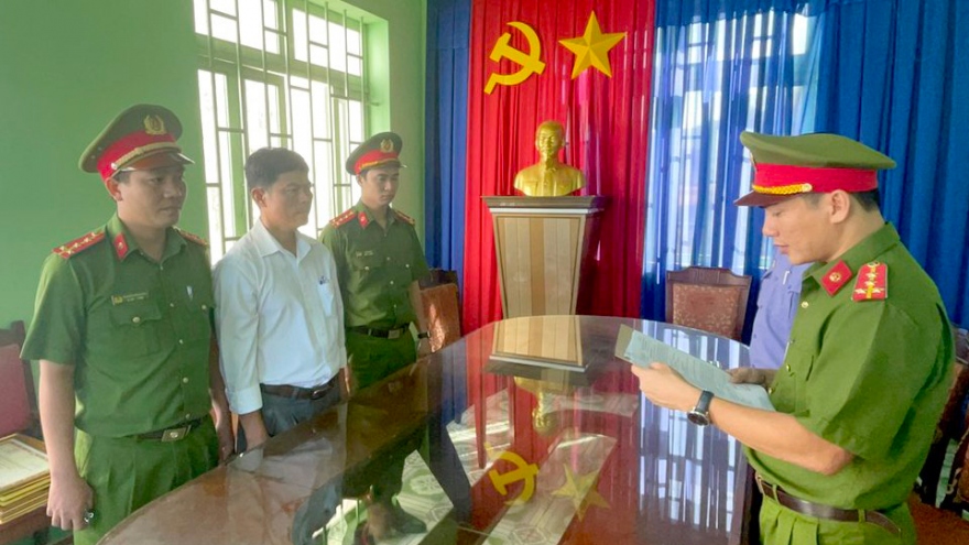Bắt tạm giam hai nguyên Chánh văn phòng HĐND, UBND huyện ở Bình Phước