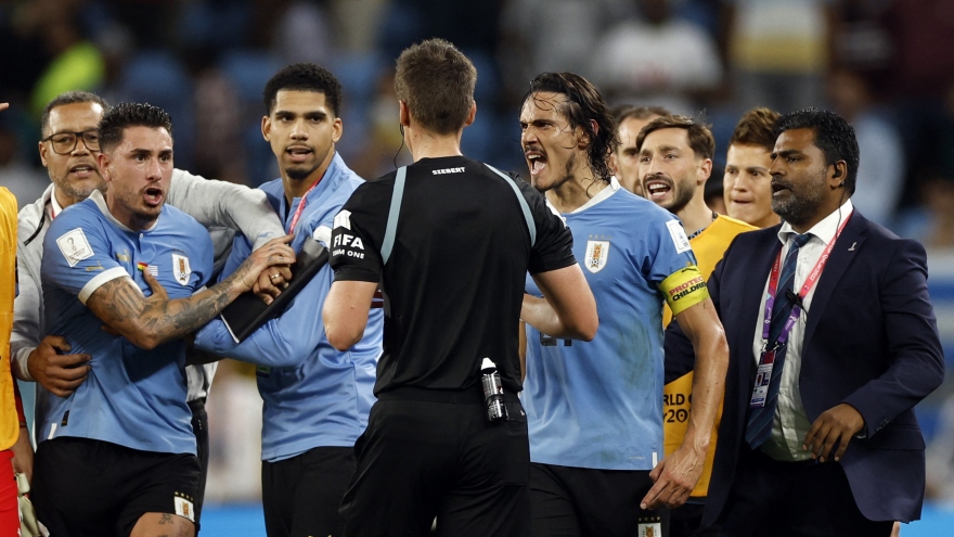 Suarez khóc nức nở, Cavani "quây" trọng tài khi Uruguay bị loại khỏi World Cup 2022