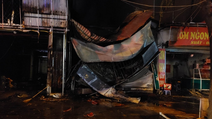 Cháy lớn xảy tại quận Hà Đông, cửa hàng sửa xe máy đổ sập