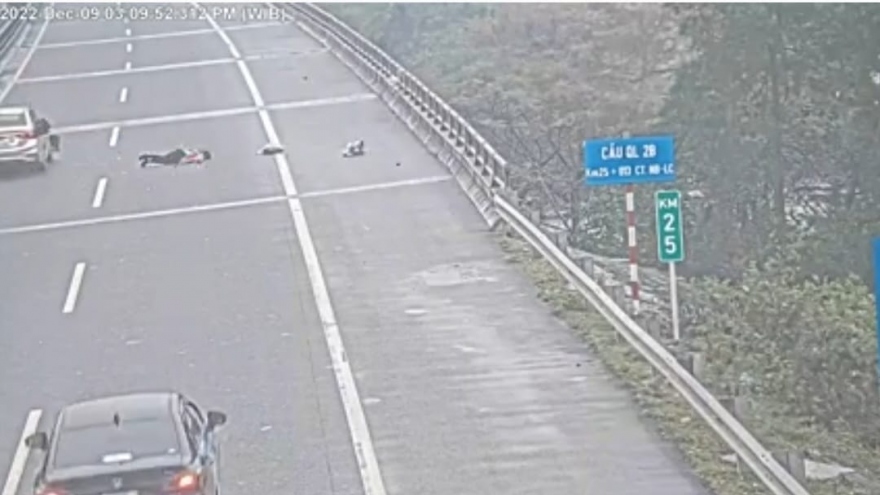 Người phụ nữ bị ô tô tông tử vong khi băng qua đường cao tốc Nội Bài - Lào Cai