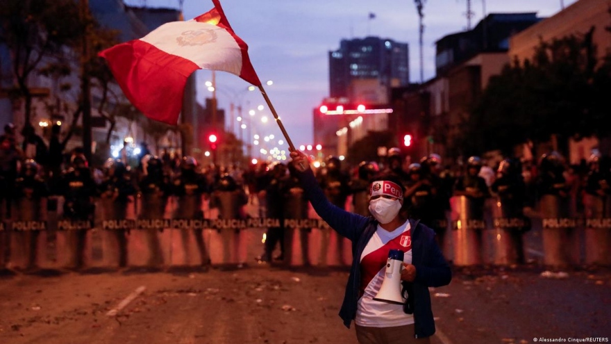 Người biểu tình đụng độ với cảnh sát Peru, tân tổng thống cam kết bầu cử sớm