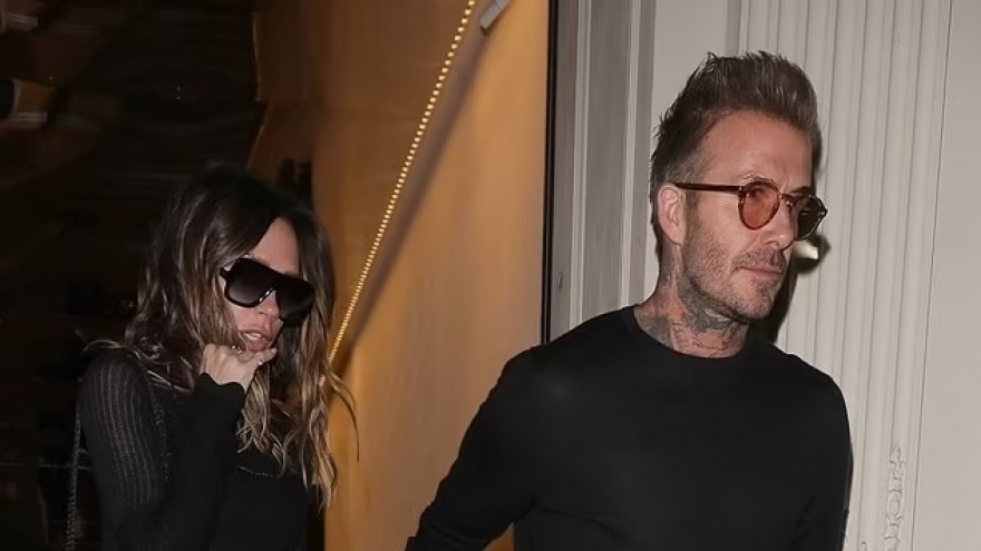 Vợ chồng David Beckham diện đồ đen, nắm chặt tay nhau khi ra phố