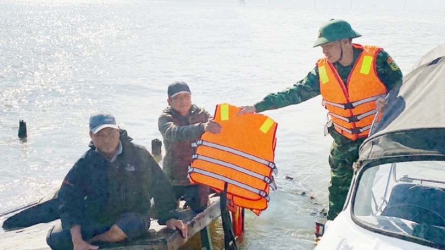 Cứu 2 ngư dân gặp nạn trên biển Hải Phòng