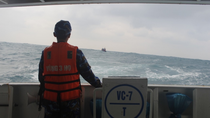 Vùng 3 Hải quân cứu nạn tàu cá và 7 ngư dân trôi dạt trên biển