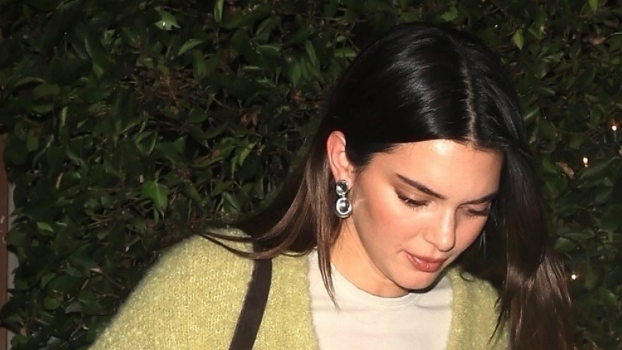 Kendall Jenner cô đơn đi ăn tối một mình sau khi chia tay bạn trai