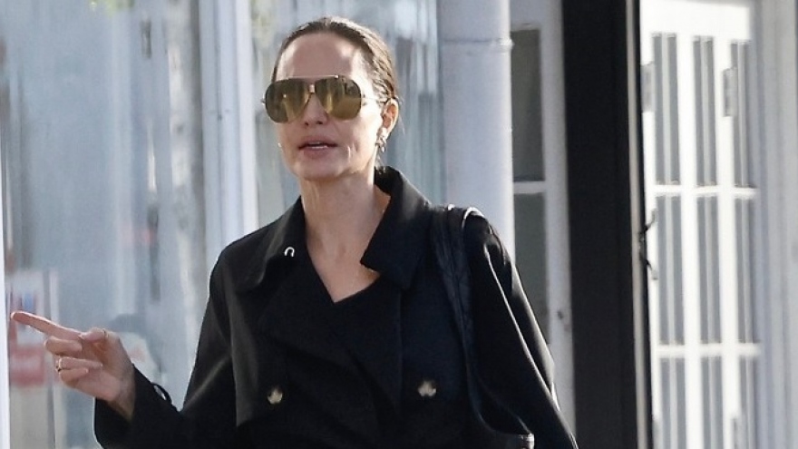 Angelina Jolie diện "cây đen" thanh lịch, để mặt mộc đi mua sắm dịp cuối tuần