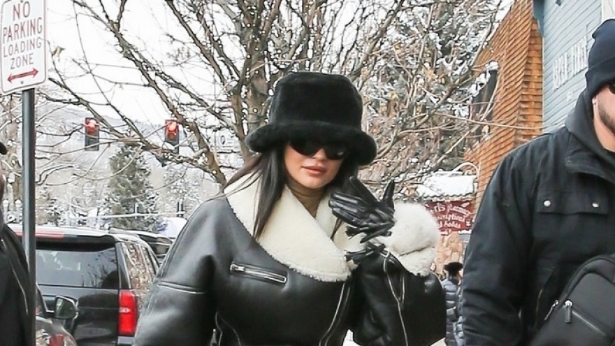 Kylie Jenner lên đồ sành điệu đi ăn trưa ở Aspen