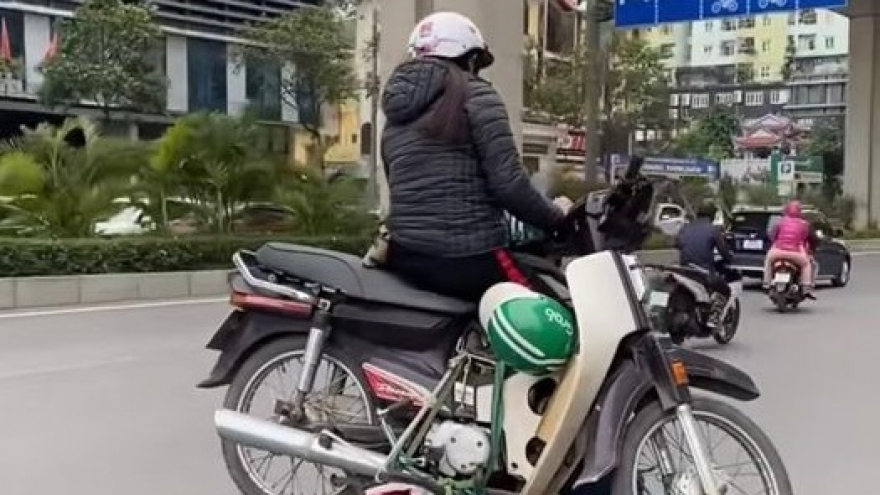 CSGT Hà Nội lên tiếng về clip hai xe máy "làm xiếc" trên đường phố