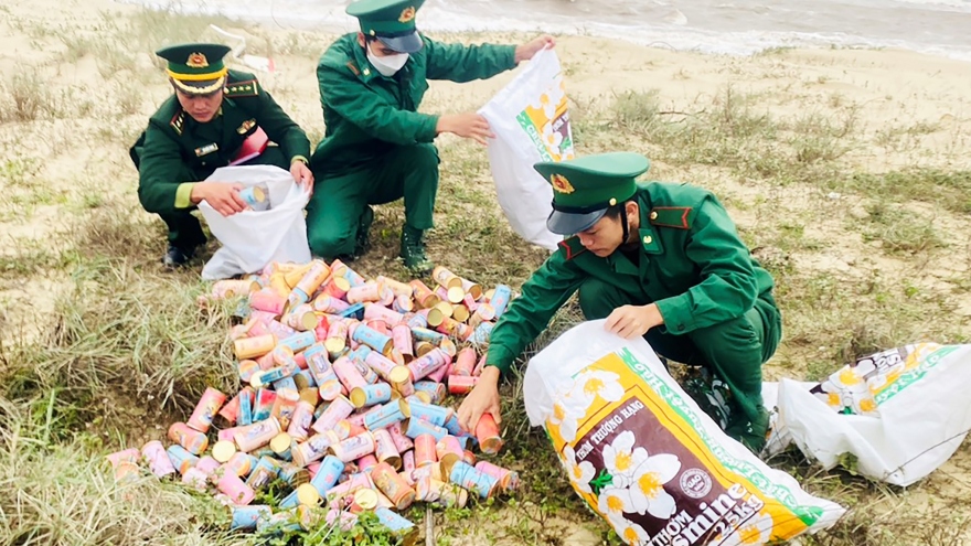 Quảng Bình phát hiện hàng trăm hộp thuốc lá trôi dạt vào bờ biển