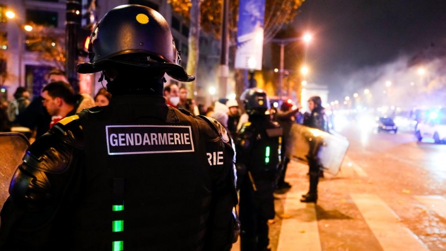Pháp triển khai 10.000 cảnh sát ngăn nguy cơ bạo động sau bán kết với Morocco