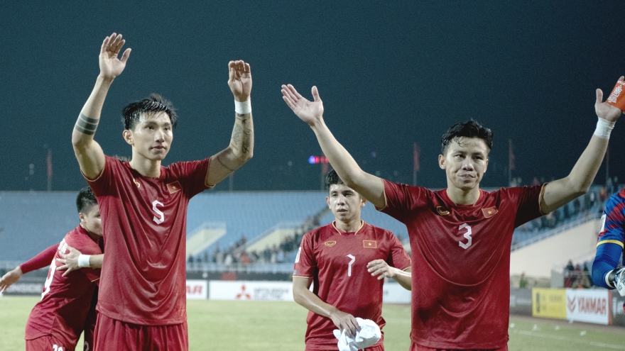 Cổ động viên chỉ trích Văn Hậu và “mục tiêu kép” của bóng đá Việt Nam
