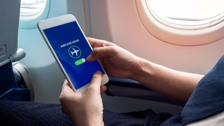 Hành khách tại EU sắp được sử dụng điện thoại trên máy bay