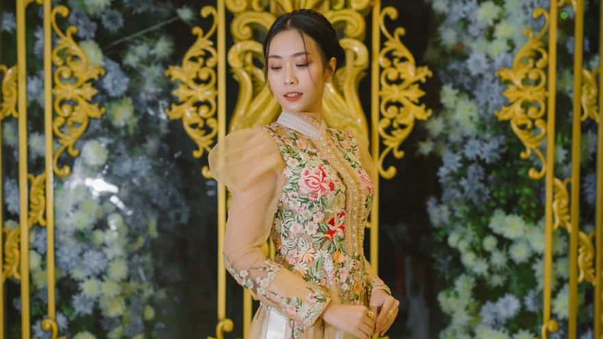 Hoa hậu Ban Mai mang cả “vườn hồng tình yêu” của Võ Việt Chung đi sự kiện