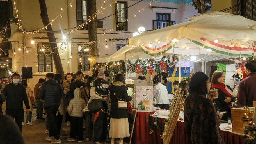 Hội chợ Giáng sinh đậm chất châu Âu giữa lòng Hà Nội