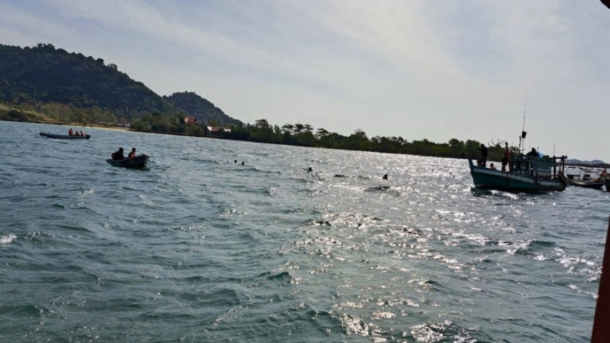 Lật tàu cá trên biển ở Campuchia, một người mất tích
