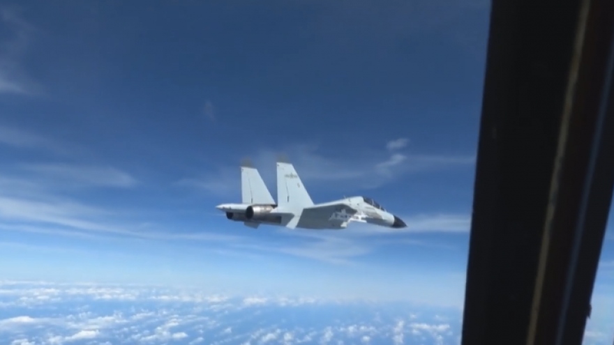 Tiêm kích Trung Quốc áp sát máy bay Mỹ trên Biển Đông