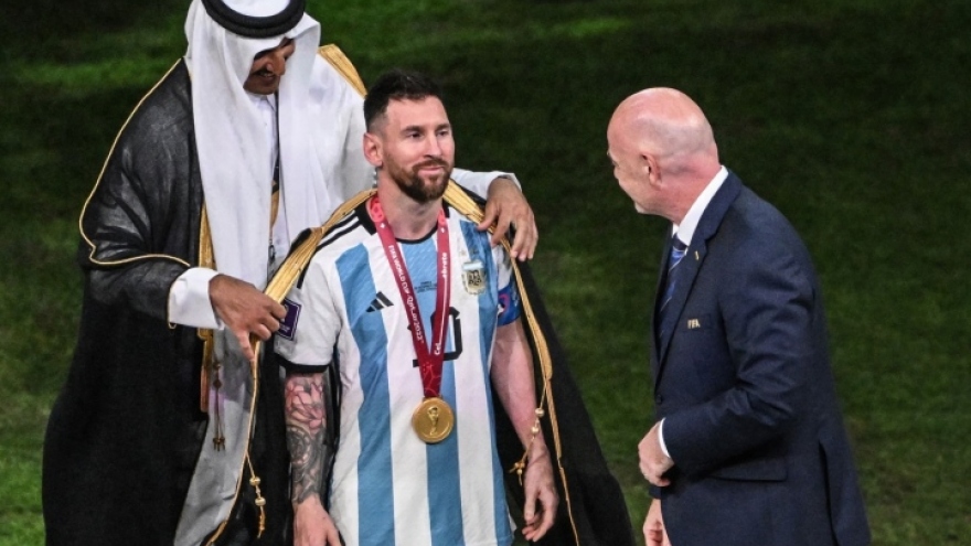 Bật mí chiếc áo choàng Quốc vương Qatar tự tay khoác cho Messi