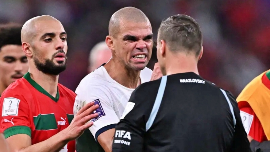 Pepe trút giận lên trọng tài sau khi Bồ Đào Nha thua Morocco