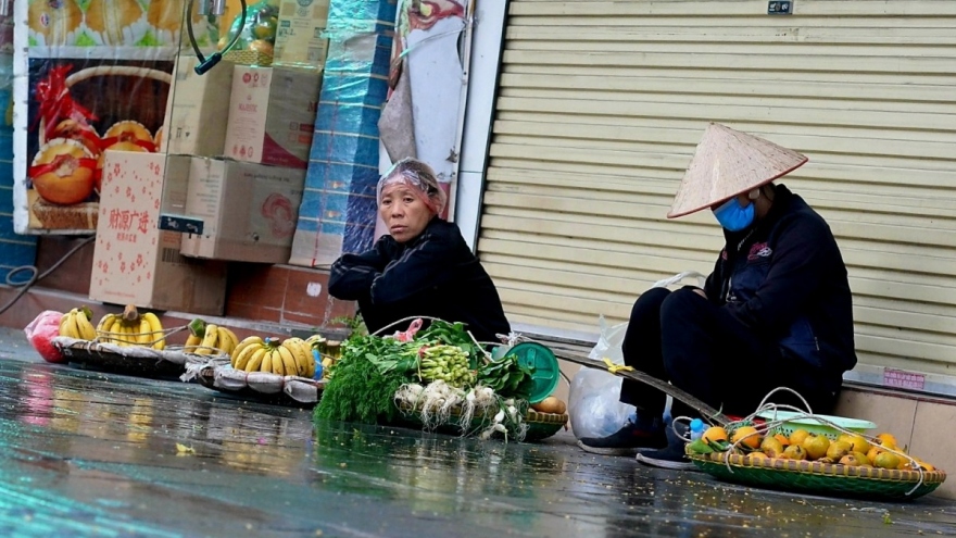 Người lao động đường phố Hà Nội quay quắt mưu sinh dưới mưa rét