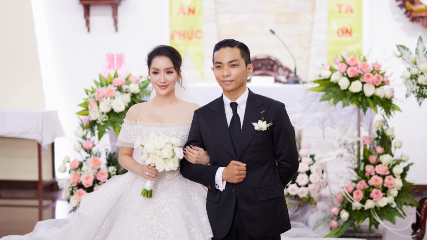 Vợ chồng Khánh Thi - Phan Hiển tổ chức lễ cưới tại Nhà thờ
