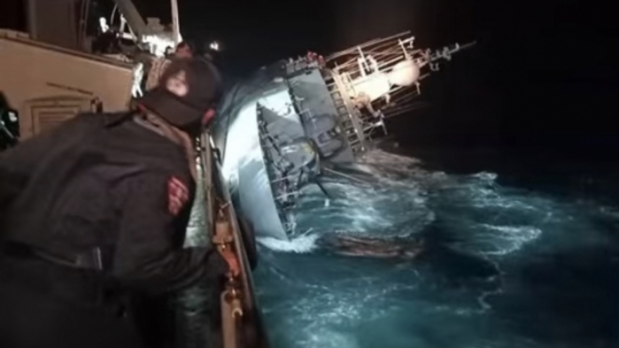 Tàu hải quân Thái Lan chìm trong đêm bão, 33 thủy thủ mất tích
