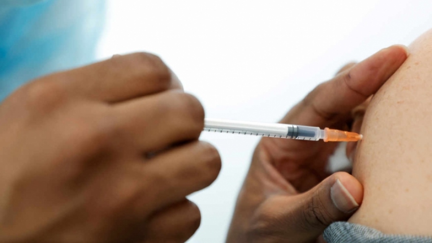 Pháp mở rộng tiêm mũi vaccine ngừa Covid-19 thứ 2 cho toàn dân 