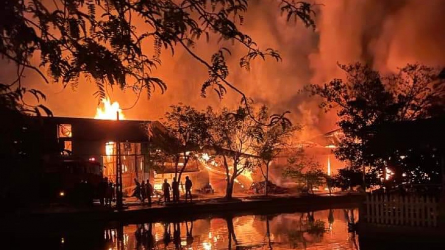 Cháy lớn trong đêm tại khu nhà xưởng cho thuê ở Hải Phòng