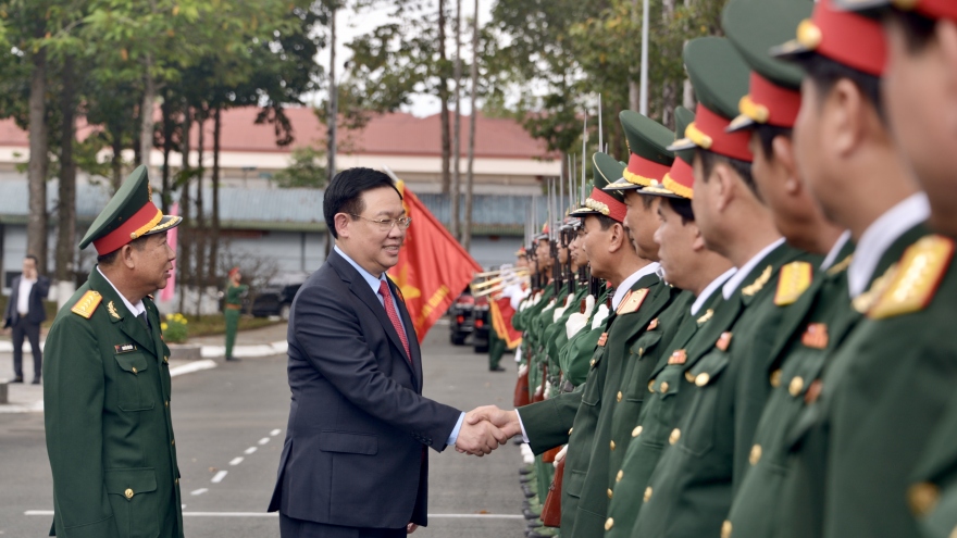 Chủ tịch Quốc hội Vương Đình Huệ thăm, chúc Tết lực lượng vũ trang tỉnh An Giang