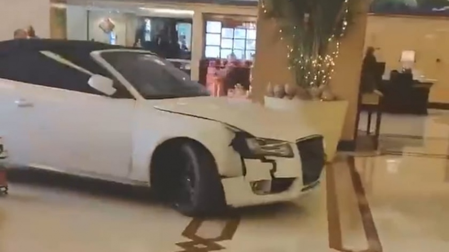 Video tài xế Audi A5 đâm đổ cửa kính khách sạn vì mất máy tính