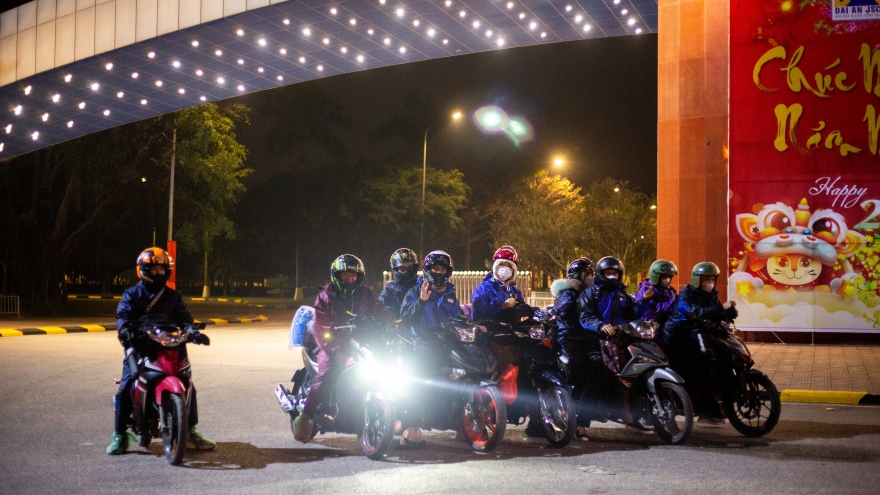 Những đoàn người xuyên đêm chạy xe máy về quê đón Tết