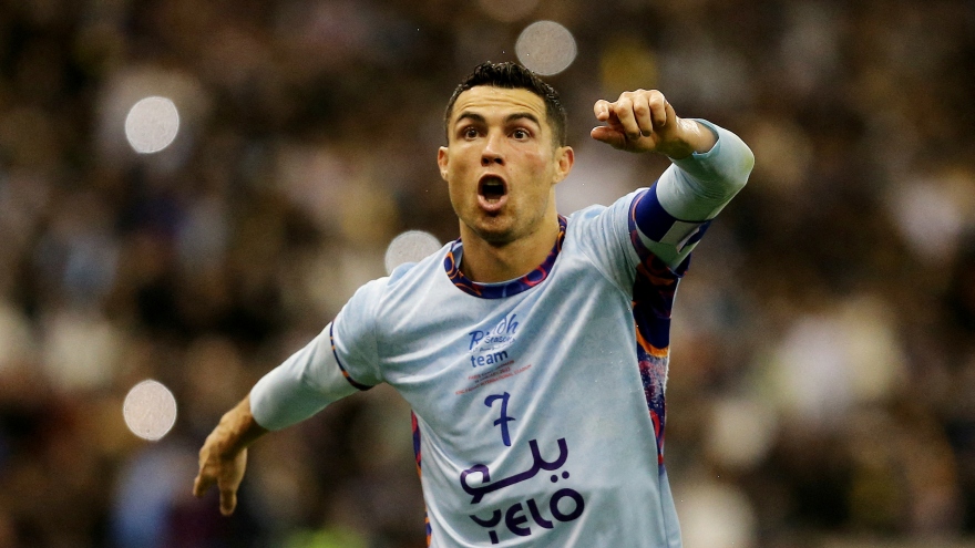 Ronaldo ghi cú đúp nhưng vẫn thất bại trước Messi ở Saudi Arabia
