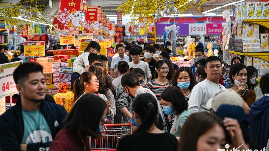 “Biển” người tràn về siêu thị mua sắm trước kỳ nghỉ Tết Quý Mão