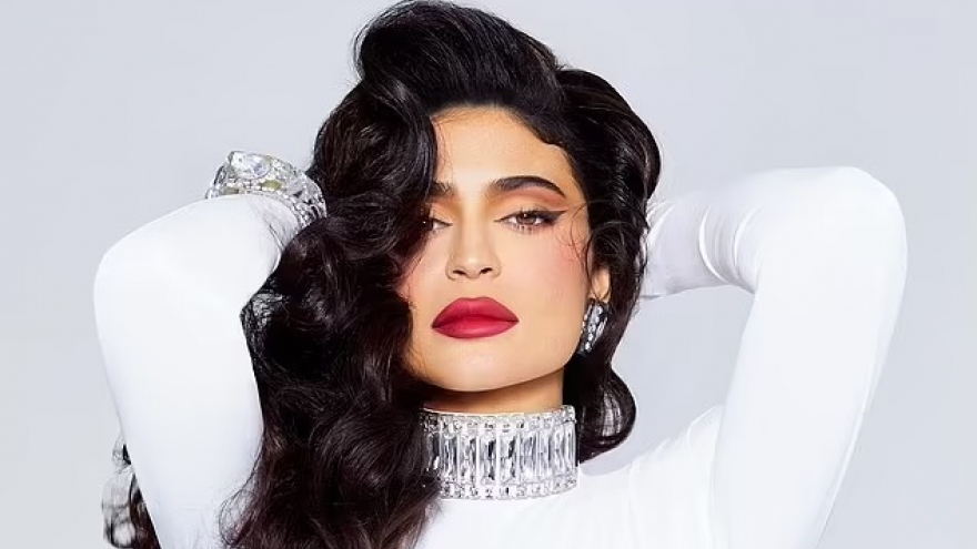 Kylie Jenner đẹp cổ điển với son môi đỏ