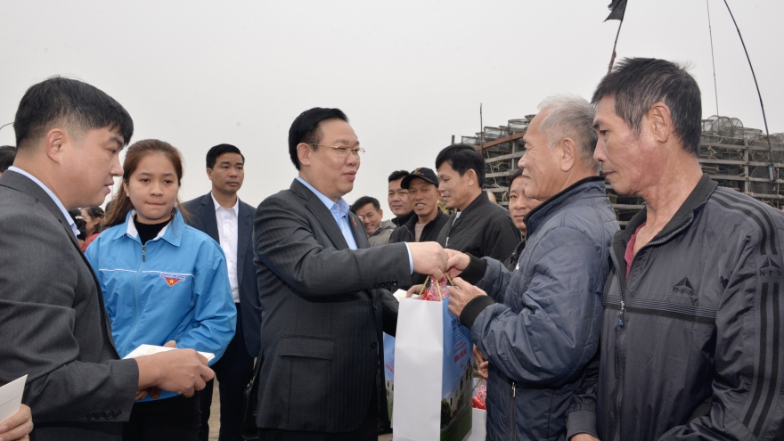 Chủ tịch Quốc hội tặng quà gia đình chính sách và ngư dân Quảng Bình