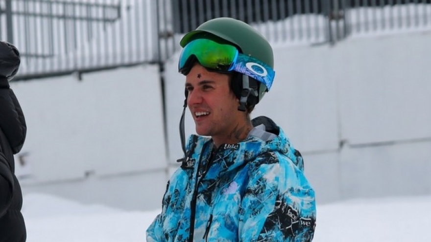 Justin Bieber hào hứng đi trượt tuyết trong ngày đầu năm mới