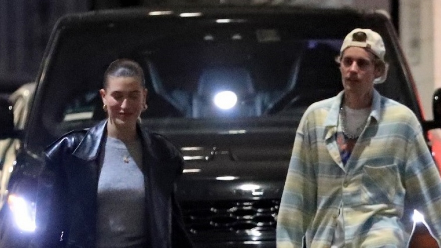 Justin Bieber mặc đồ luộm thuộm đi ăn tối cùng vợ