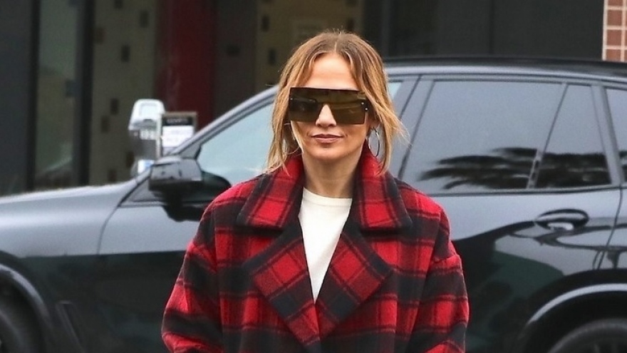 Jennifer Lopez giản dị đi mua sắm sau đám cưới lần 4