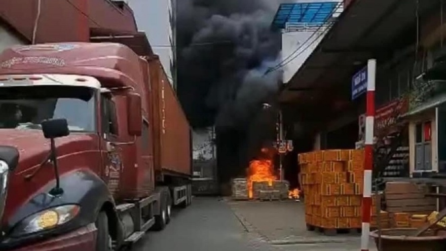 Cửa hàng kinh doanh bếp gas cháy ngùn ngụt ở Hà Nội