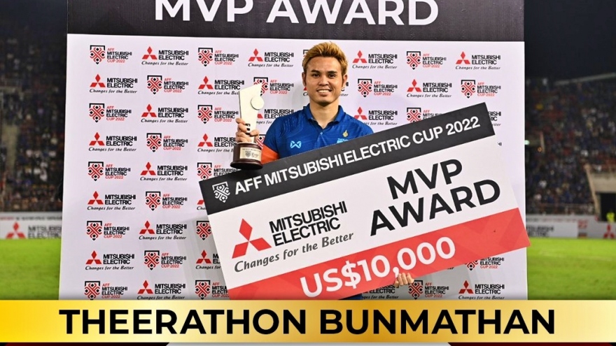 Theerathon Bunmathan ẵm giải Cầu thủ xuất sắc nhất AFF Cup 2022