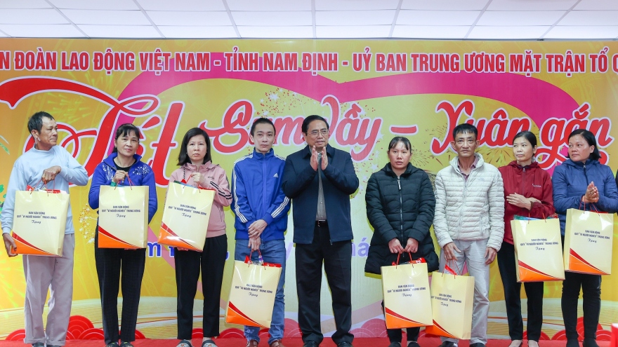 Thủ tướng trao quà Tết cho các đối tượng chính sách, người lao động tỉnh Nam Định