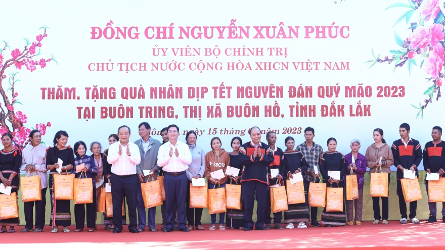 Chủ tịch nước tặng quà gia đình khó khăn ở Thị xã Buôn Hồ, Đắk Lắk
