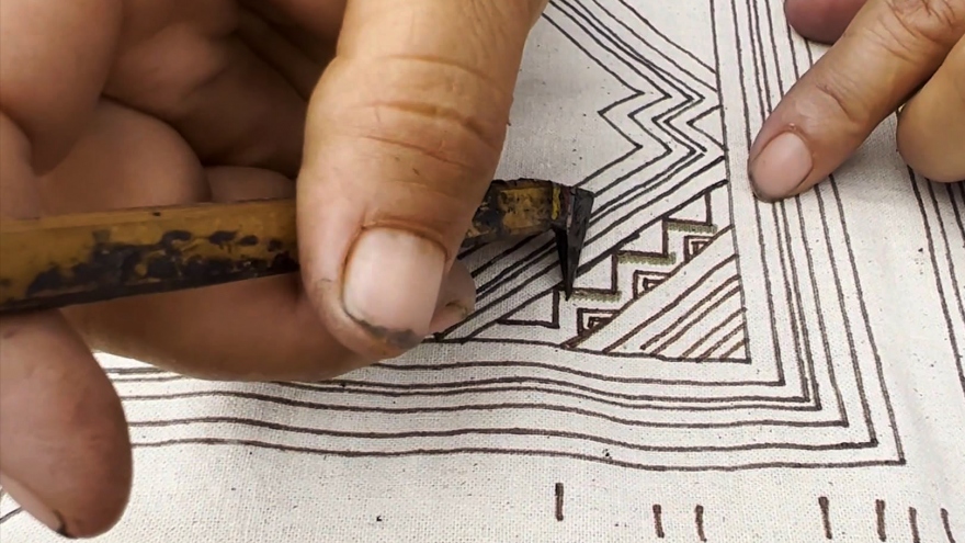 Độc đáo nghề vẽ sáp ong trên vải của người Mông Lai Châu