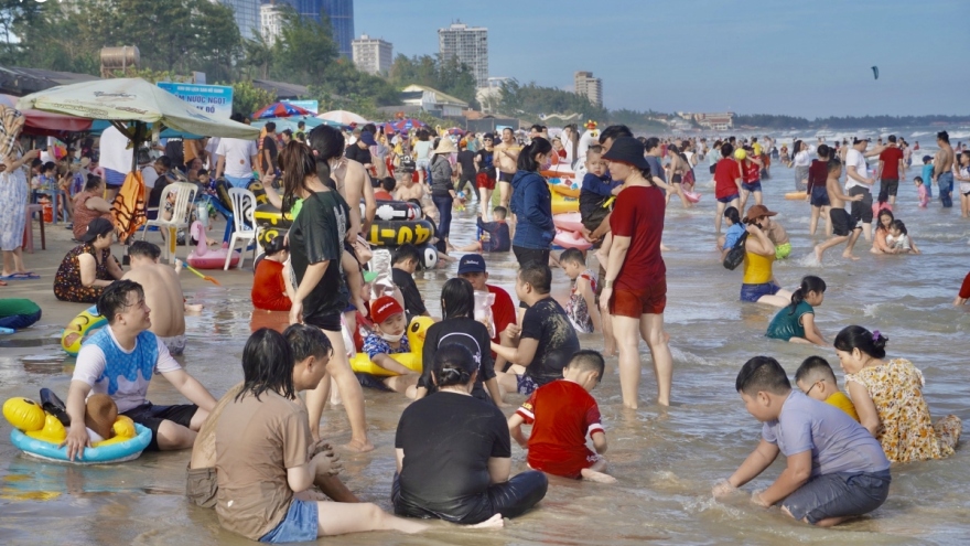 Khoảng 260.000 lượt khách tắm biển Vũng Tàu, không có trường hợp đuối nước