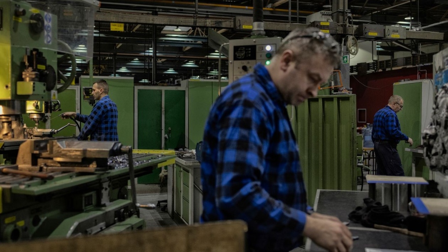 Bên trong nhà xưởng bí mật ở Ba Lan giúp sửa chữa vũ khí cho Ukraine