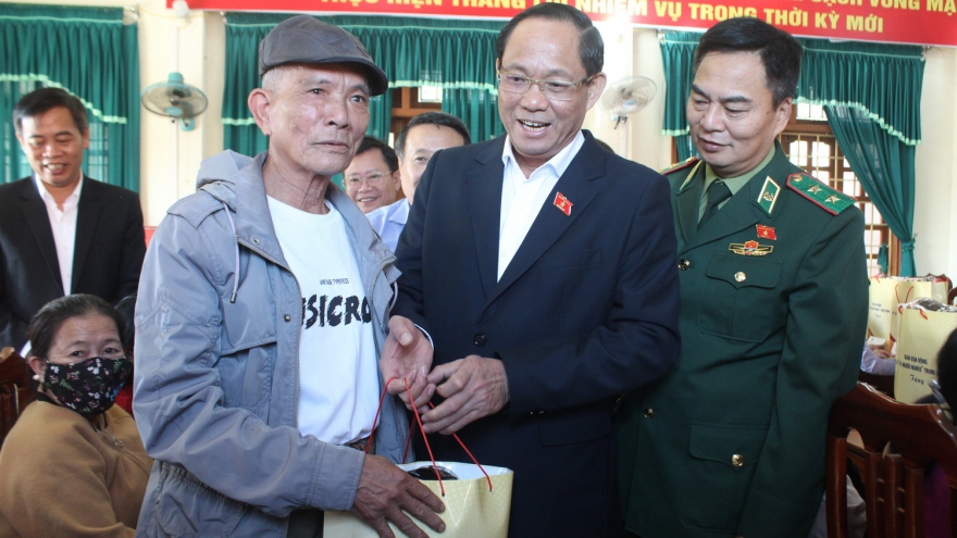 Phó Chủ tịch Quốc hội Trần Quang Phương chúc Tết tại Quảng Trị